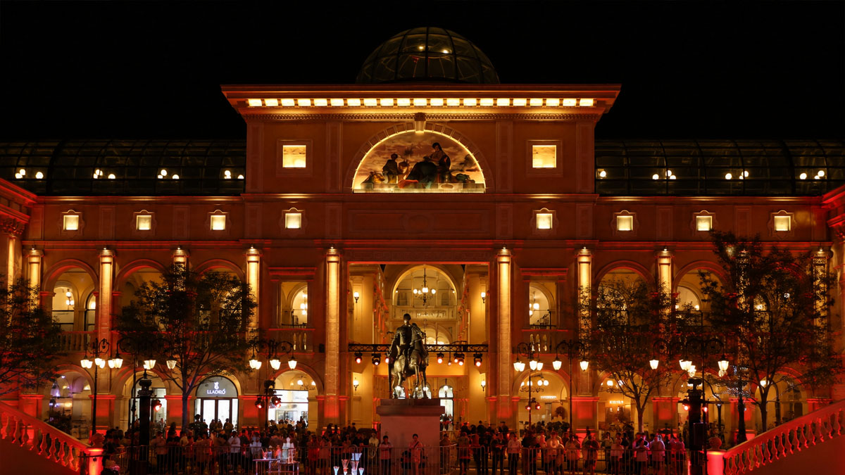 Creativo Design Space Tianjin illuminated central plaza